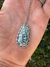Load image into Gallery viewer, Sterling Silver Blue Tide Seam Agate Lariat Necklace with Sea Shell Accent
